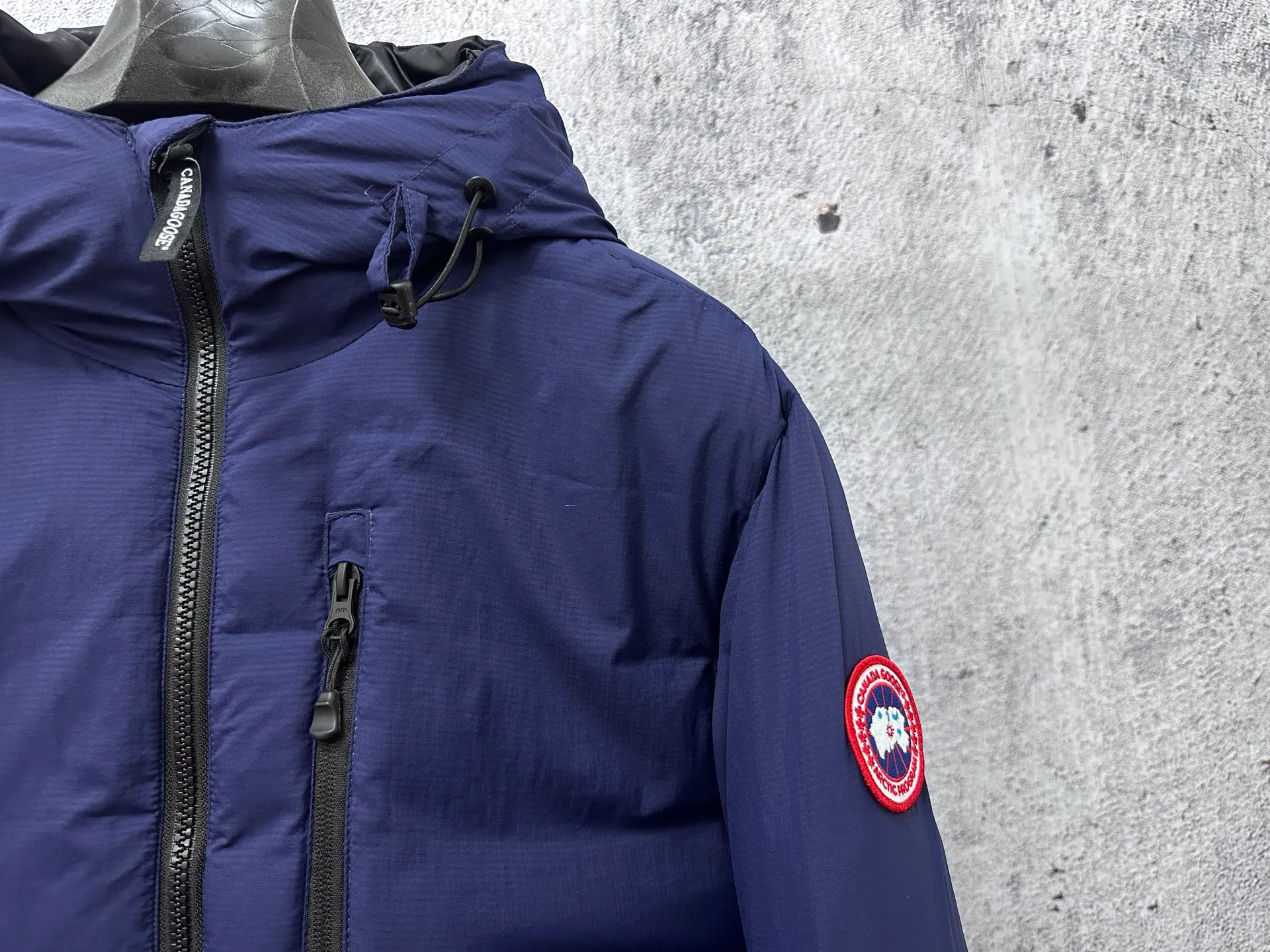P840 [Canada Goose] Big Goose 5078 down jacket is different from the junk products in the market🗯️The same picture but different price means different versions ✅Don’t be fooled by the same copywriters and pirated picture gangs who mix and distribute high-luxury pictures at low prices. Once you receive it and compare the quality, you will know where the difference is. Don’t lie. Look for the terminal. I don’t guarantee that my products are the cheapest, but I definitely guarantee that they are worth every penny of your hard-earned money! Canada Goose down jacket top version, warm and cold-resistant, nice upper body effect, super lightweight, size: XS-XL
